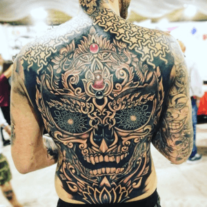 Done in 3 days in a row @palermotattooexpo #ornamental #ornamentaltattoo #fullbacktattoo #tattodo #Tattoodo #tattooart 