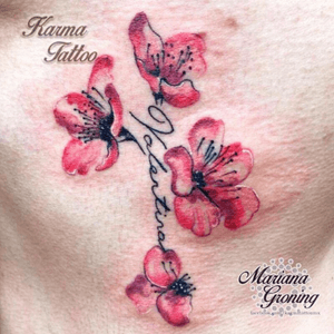 Watercolor flowers with name #tattoo #tatuaje #watercolor #watercolortattoo #karmatattoo #marianagroning #color #colortattoo #mujer #girl #inked