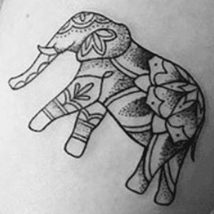#bicep #blacklines #minitattoo #elephant #elephantmandala #mandala #FineLineTattoos @fine.line.tattoos 