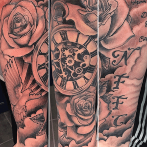 Start to a sleeve #pocketwatch #tattoo #tattooartist #inked #ink #blackandgreytattoo #blackandgrey #details #roses 