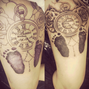 Stop watch with footprints 💖 done by paul at “Mick and Bobs” #stopwatchwithbabyfootprints #roses #blackandwhite #donebypaul #thightattoo #inkedgirl #pocketwatchandroses 