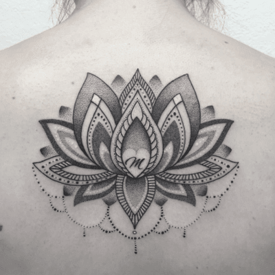 #lotus #lotusmandala #lotustattoo #lotusmandalatattoo #m #mtattoo #initialtattoo #mandalatattoo #mandala #jewelry #jewelrytattoo #bijoux #bijouxtattoo #dot #dots #dotwork #dottattoo #dotworktattoo #petitspoints #lespetitspointsdefanny #stipple #stippling #stippletattoo #blackandgrey #blackandwhite #blackandgreytattoo #blackandwhitetattoo #tattoodo #welove #backtattoo #girltattoo #tattoolausanne 