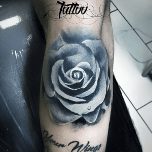 Realistic tattoo rose #tattooartist #tattoo #realism #realistictattoo #bodyart #rose #rosetattoo #tattoooftheday #tattooart #ink #inked #Tattoodo 