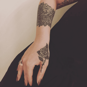 Rose tattoo and lacetattoo by Arild Flatebø. Contrast Ink Tattoo, Sandefjord. #lacetattoo #rosetattoo #welovegreatink #ink #realistic #tattoo_artist #traditional #tattoodoo #contrastinktattoo #lace #rose #classy #femeninetattoo #femenine #tattostudio #norway #tattoobyarildflatebo 