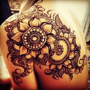 This is my #dreamtattoo . Mandala's saved me when i was going through the roughest time in my life and i would love to have one on me one day.  #amijamesdreamtattoo 