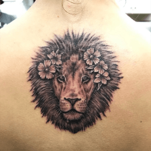 Lion with flowers #loin #blackandgrey #flowers 