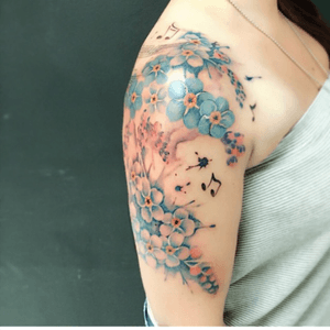 LOVE! #lucylulu #flowers #music #musicnotes #blueflower #shoulder 