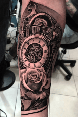 Rose and pocketwatch with an abstract feel