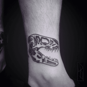 • T REX •#tattoo #tatuagem #tattoodo #electricink #tattoocuritiba #blackwork #dinosaur #traçonobre #yagobueno