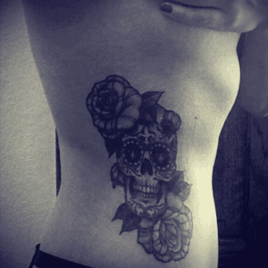 #sugarskull #rose #sidetattoo #blackandgrey #skull #flowers 