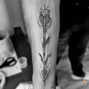 Everyone wants an arrow tattoo 😅 Nº389 #tattoo #tattooed #ink #inked #arrow #arrowtattoo #weapon #protection #nativeamerican #moveforward #blackwork #blacktattoo #bylazlodasilva