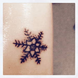 My first tattoo at 18! #snowflaketattoo #tattoo #DotArt #winter #Bordeaux #France 