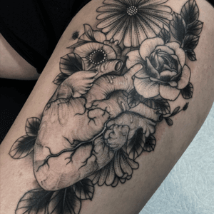 Heart and floral composition for Devyn!  #Tattoodo #blackwork #blackworktattoo #anatomicalheart #tattooartist #tattooart 