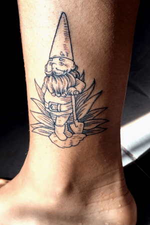 Gnomo cuida maguey  #gnometattoo #gnome #blackandgreytattoo #linestattoo #maguey #monterreyNLmexico #acaro (mexican tattoo artist)