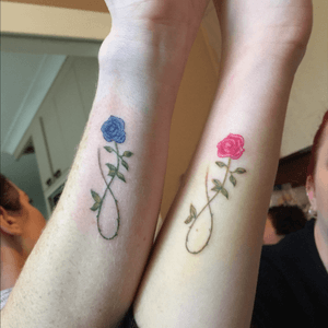 Another sister tattoo ☺️ #tattoo #ink #sistertattoo #dainty #daintyflower #infinity #sister #bestfriend #redrose #bluerose 