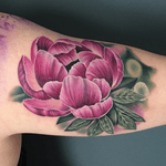 Just a simple #peony We are about half way done on this piece. #peonytattoo #peonyflower #colour #color #colourtattoo #tattooedgirls #inked #floral #flowers #flower #flowertattoo #feminine #femininetattoo #beautiful #beautifultattoo #amazing #lizvenom #edmonton #canada #realism #botanical #classical #vintage 