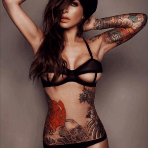 Sexy! How did she get her sleeve color a bronze look? #sexy #sleeve #wraparound 