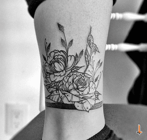 Nº552 #tattoo #tattooed #ink #inked #girlswithtattoos #flowertattoo #floraltattoo #rose #rosetattoo #peony #peonytattoo #dotwork #blackwork #blacktattoo #ankletattoo #stencillstuff #cheyennetattoo #cheyennetattooequipment #hawkpen #soulflower #soulflowercartridges #dynamicink #dynamiccolor #bylazlodasilva