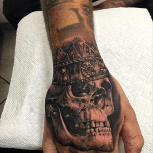 Love this skull hand tattoo #skull #handtattoo 