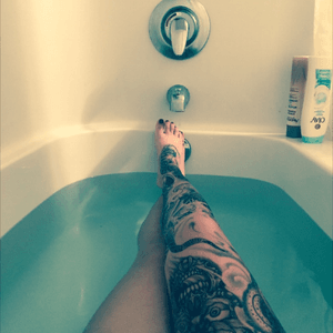 Splish splash 🛁 #bathtime #bluewater #yeg #legsleeve #tradtionaljapanesetattoo #blackandgrey 