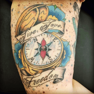 A compass on the inner, upper left arm. #traditional #color #compass #checkerboardneedles