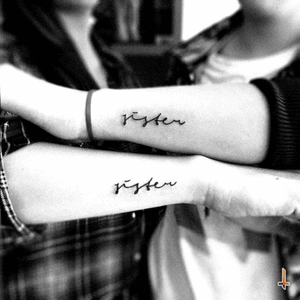 Nº161 Sisters #tattoo #littletattoo #matchingtattoos #cursive #handwriting #sisters #family #bylazlodasilva