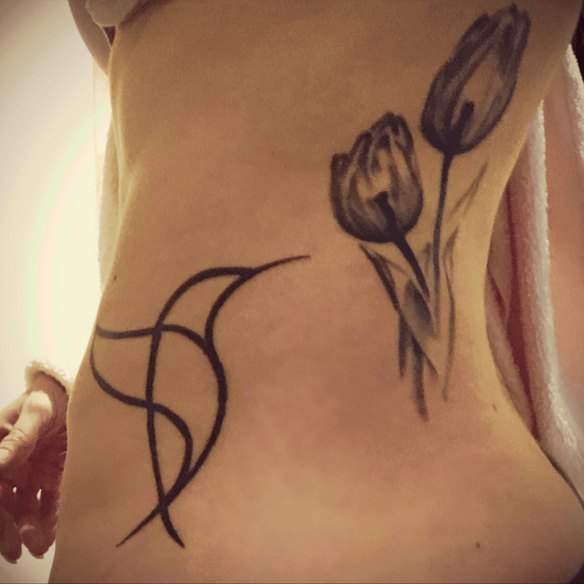 Tattoo uploaded by Ana Laura G. • Un colibri y dos tulipanes... • Tattoodo