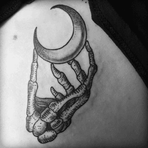 🌙 #moon #skeleton #hand #blackwork 