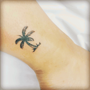 A palm from Love Hate Miami, Florida.🤘🏼✨#MiamiInk #LoveHate #LoveHateMiami #Palm #PalmTree #Miami #Florida #TravelTattoo #Memories 