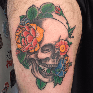 skull and flowers tattoo #tattoo #tattoos #tattooart #skull #skulltattoo #skullandflowers #tattooartist #newschool #newschooltattoo #colorful 