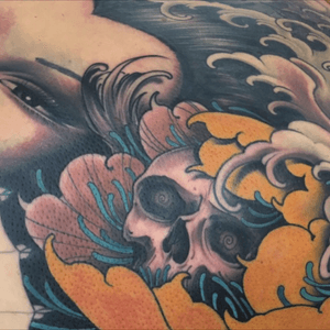 Backpiece in the making:) #tattoodo #inkjecta #wearesorrymom #killerinktattoo #skull #peony #geisha #japanese #backpiece #volour #blackandgrey 
