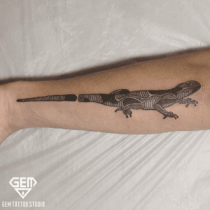 #droptaillizard #droptail #lizard #black and #maron by  #yeonzutattoo @yeomzu_tattoo at #gemtattoostudio @gemtattoo