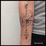 #bims #bimstattoo #bimskaizoku #paris #paname #paristattoo #parisien #parisian #tatou #tatouée #tatouage #tatouages #tatouageparis #fleche #flechette #arrow #rosedesvents #montre #oclock #gousset #graphicdesign #graphicart #cercle #tattrx #tattoo #tatted #tattoos #tattooer #tattoolove 