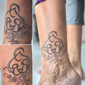 #tattoo #tatuaje #tattooed #tattoist #tattoedgirl #tattoo #ink #inked #inktattoo #tobillo #ancletattoo #simbolomaternidad #simbolo #momanddaughter #pinkflower #simpletattoo #beautifultattoo #smalltattoo #florrosa #tatuajepequeño #amazingtattoos