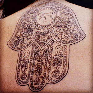 I would want something like this on my forearm and make a half sleeve using the #hamsa pattern with flowers of my familys birth months 