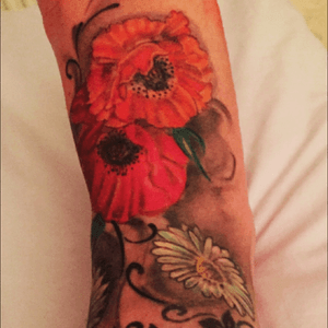 Poppys im obsessed with. They are also my mother snd fathers birth flower. There are 6 daisys around my ankle representing my siblings 