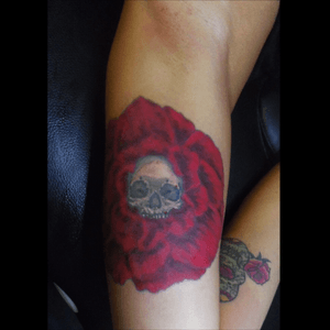#skull #poeny #pivoine #flower tattoo done by LAN at La verite est ailleurs #bordeaux 