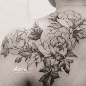 (Insta @adela_tattooer) #tattooflash #flowerflash #peonytattoo #flowertattoo #korea #rosetattoo #rose#tattoodesign #linework #blackandgrey #linework  #koreatattoo #blackwork #blackworker #adelatattoo