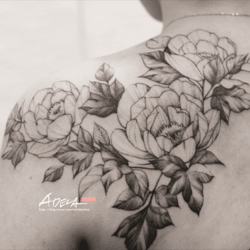 (Insta @adela_tattooer) #tattooflash #flowerflash #peonytattoo #flowertattoo #korea #rosetattoo #rose #tattoodesign #linework #blackandgrey #linework  #koreatattoo #blackwork #blackworker #adelatattoo