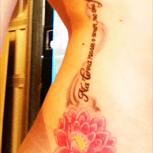 "Na terra nasce o amor, e no ceu floresce." #lettering #lotusflower #flower #pink #portuguese #coloredtattoo 