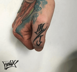 M/J #tattoo #tattoos #ink #inked #lettering #letteringtattoo #letra #letras #scripttattoo #letteringinsoul #scriptkillas #thelettermonsters #letteringcartel #alessandrodeluxtattoo #deluxtattoo #tattooroma #dlxt #mrjacktattoofamily