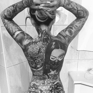 This chicks back is insanely beautiful 😱 #backtattoo #tattooedchicks #blackandgreytattoo #portrait #blackandwhite 