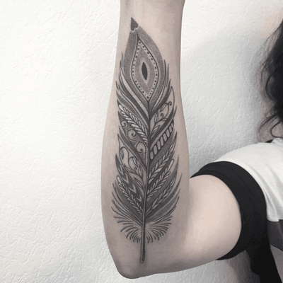 #mandalafeather #plumemandala #feather #plume #feathertattoo #plumetattoo #mandala #dot #dots #dotwork #dottattoo #dotworktattoo #dotworkers #stipple #stippling #stippletattoo #girltattoo #blackandgreytattoo #blackandwhitetattoo #petitspoints #lespetitspointsdefanny #tattoolausanne #tattoodo 