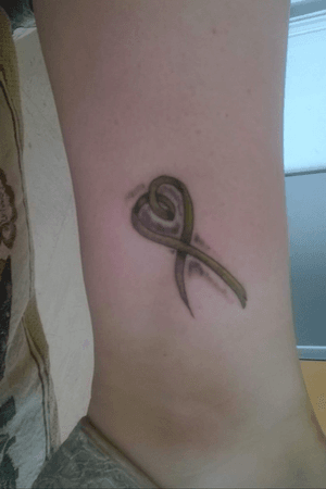 The kidney failure awearness ribbon flipped upside down to make a heart in memory of my uncle. Inked by a friend out of studio (qualified & sterile)