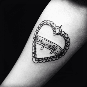 🕸💀. #heart #coracao #love #loveyourself #fineline #delicatetattoos #delicada #femininetattoo #blackwork #blackworkers #ink #inkedgirls #tattoogirls #tatuagemfeminina #tattoodo #brasil 