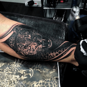 En proceso@largavidatrece#jumilla#largavidatrece#valencia#spain#realistic#realismo#tattoo#tattoos#kwadron#leopardo#leopard#tatuage#