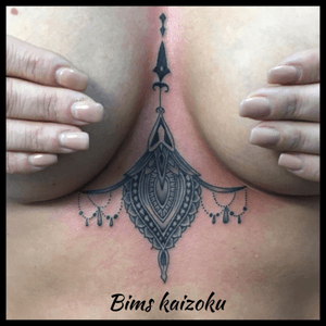 #bims #bimskaizoku #bimstattoo #underboob #boobs #boobstattoo #mandala #ornements #perle #bijoux #paris #paname #paristattoo #tatouage #tatouages #ink #inked #inkedgirl #parisienne #parisstyle #tattoo #tattoogirl #tattoo2me #tattoolover #tattoodo #tattooaddict #tattooer #tattooart #tattedgirls 