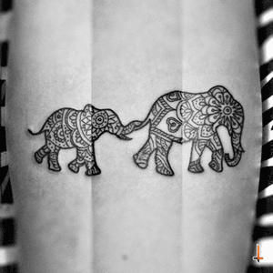 Nº319 #tattoo #tatuaje #ink #inked #elephant #elephants #elephanttattoo #pachyderm #motheranddaughter #family #pattern #motif #tribal #mandala #bylazlodasilva