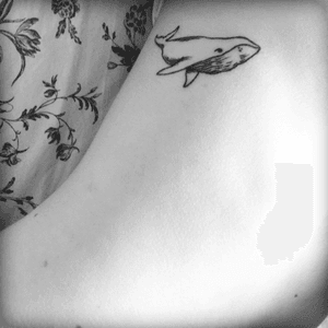 Little whale will become bigger. #mudtattoo #nantes #whale #ribbing 