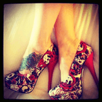 Love me some sexy heels to show off my #foottattoo ❣ #coverup #tattooedmommy #heels #skulls #clovertattoo #rosetattoo 